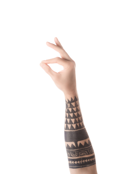 περικοπεί άποψη του τατουάζ άνθρωπος δείχνει εντάξει σημάδι που απομονώνονται σε λευκό - Φωτογραφία, εικόνα