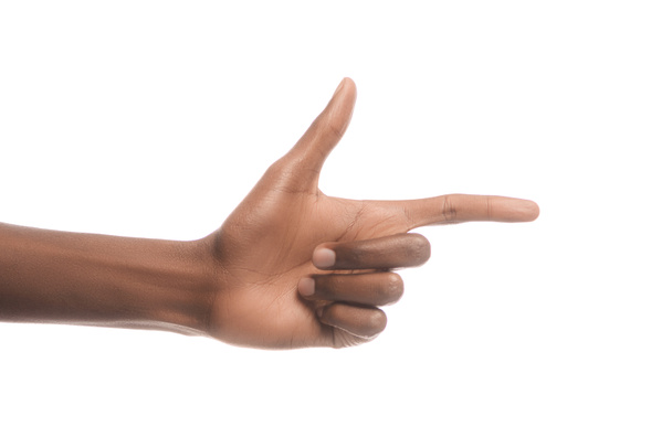 vista parcial del hombre afroamericano apuntando a la derecha con el dedo aislado sobre blanco
 - Foto, Imagen