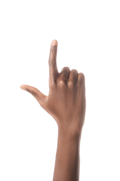 白で隔離聾唖の言語で文字 L を示すアフリカ系アメリカ人のトリミング ビュー - 写真・画像