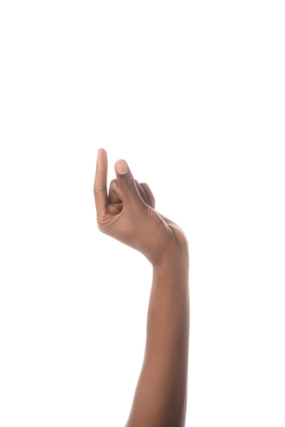 vista recortada del hombre afroamericano mostrando gesto de tamaño con la mano aislada en blanco
 - Foto, imagen