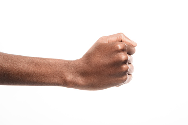 vue recadrée de l'homme afro-américain montrant oui signe dans un langage sourd et muet isolé sur blanc
 - Photo, image