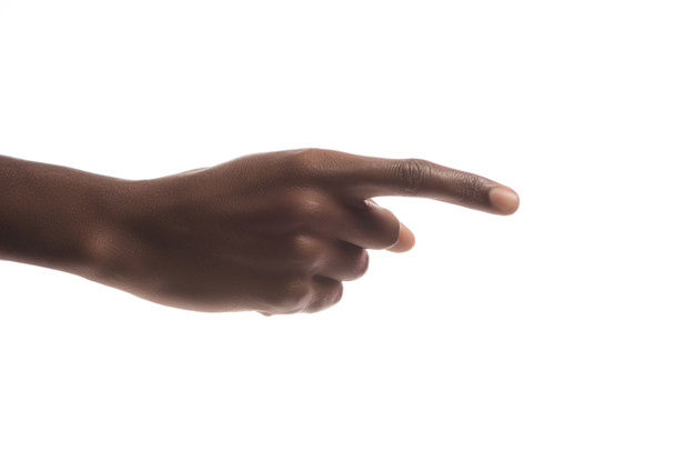 περικοπεί θέα αφρικανική αμερικανική άνθρωπος που δείχνει δεξιά με δάχτυλο που απομονώνονται σε λευκό - Φωτογραφία, εικόνα