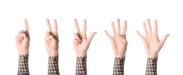 kollaasi tatuoitu mies näyttää numerot kädet eristetty valkoinen
 - Valokuva, kuva