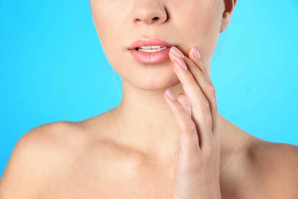 Closeup θέα του όμορφη νεαρή γυναίκα στο χρώμα φόντου. Χείλη contouring, φροντίδα δέρματος και πλαστική χειρουργική έννοια - Φωτογραφία, εικόνα
