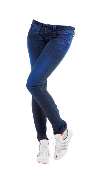 Jovem mulher cruzou as pernas com jeans e tênis azuis tingidos
 - Foto, Imagem