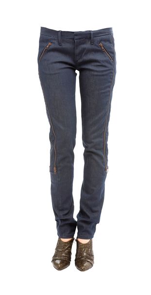 Piernas de mujer joven en jeans con cremallera y bombas de piel de cocodrilo
 - Foto, Imagen