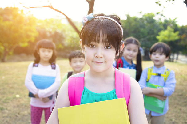 grupo multi-étnico feliz de crianças em idade escolar no parque
 - Foto, Imagem
