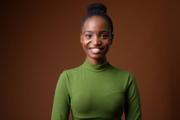 Портрет молодой счастливой африканской предпринимательницы Зулу, улыбающейся
 - Фото, изображение