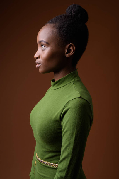 Profilo vedi ritratto della giovane imprenditrice Zulu africana
 - Foto, immagini