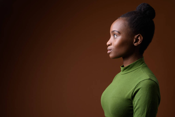 Vue du profil portrait d'une jeune femme d'affaires africaine zouloue
 - Photo, image