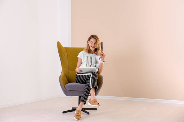 junge Frau mit Tablet zu Hause im Sessel sitzend. Raum für Text - Foto, Bild