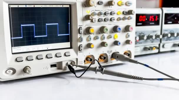 sygnały elektryczne, wyświetlane na ekranie oscyloskopu - Materiał filmowy, wideo