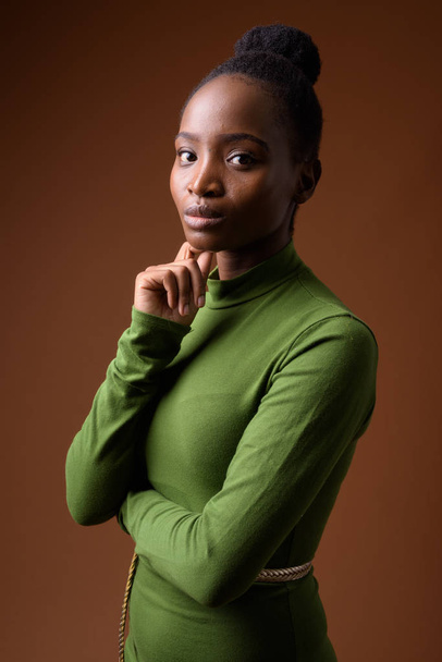 茶色の backgro に対して若い美しいアフリカのズールー語実業家 - 写真・画像