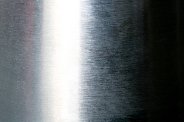 Textuur van reflectie op zilveren wand in donkere achtergrond - Foto, afbeelding