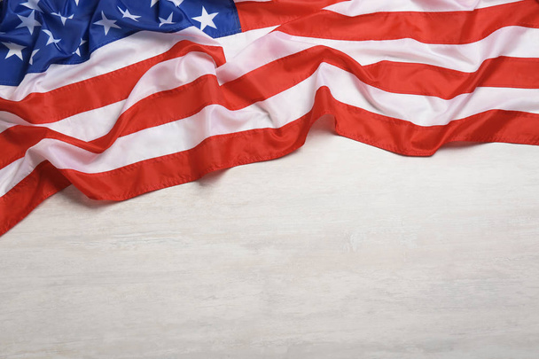 Bandera americana sobre fondo blanco de madera, vista superior con espacio para texto
 - Foto, Imagen