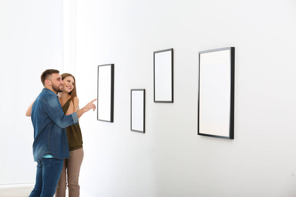 Экспозиция молодой пары в галерее современного искусства
 - Фото, изображение