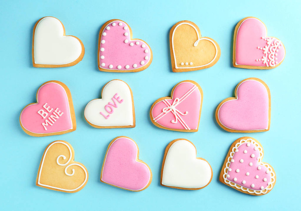 Decorated heart shaped cookies on color background, top view. Valentine's day treat - Fotoğraf, Görsel