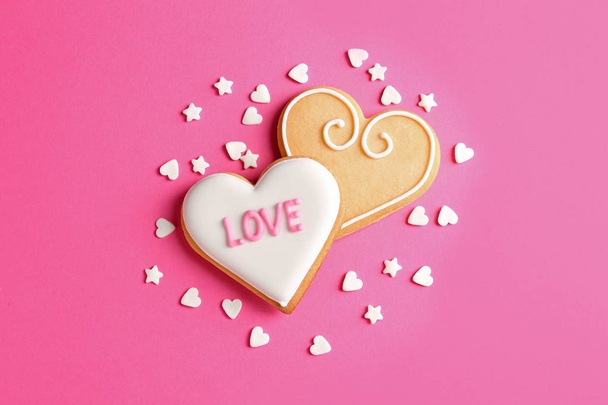 Kompozycja z dekoracyjną serca kształcie ciasteczek na kolor tła, widok z góry. Walentynki w leczeniu - Zdjęcie, obraz