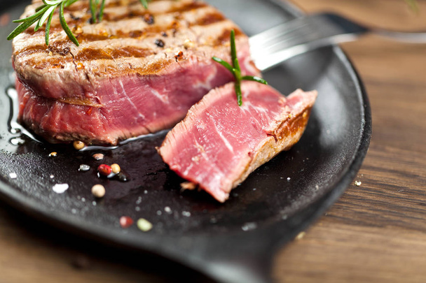Friss grillezett húsokat. Grillezett marhahús steak közepes az ritka fa vágódeszka. Szemközti nézet. - Fotó, kép