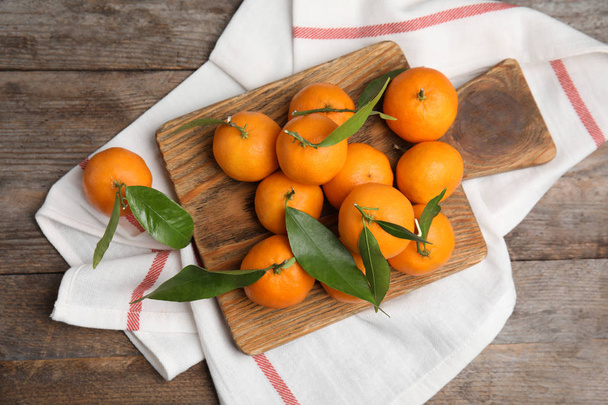 Flat lay composition with fresh ripe tangerines on wooden background - Zdjęcie, obraz