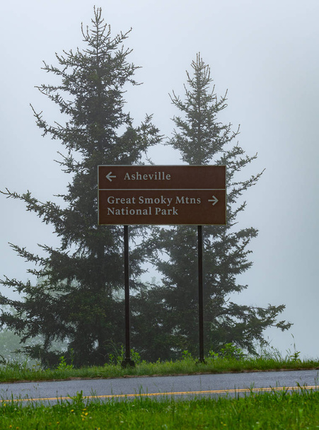 Ashville або знак Грейт-Смокі-гори на Туманний день - Фото, зображення
