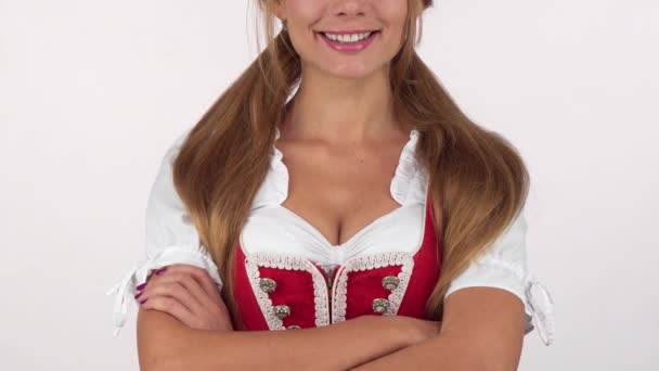 Sexy gran pecho Oktoberfest mujer en dirndl vestido sonriendo felizmente
 - Imágenes, Vídeo