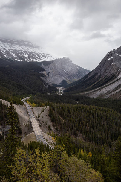Aerial panoramic view of a scenic road in the Canadian Rockies during Fall Season. Taken in Icefields Pkwy, Jasper, Alberta, Canada. - Foto, Imagen