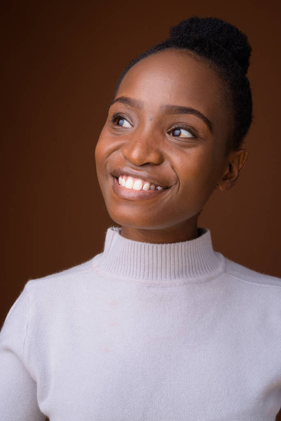 Обличчя щасливі молодих красивих африканською жінкою посміхаючись розмірковуючи - Фото, зображення