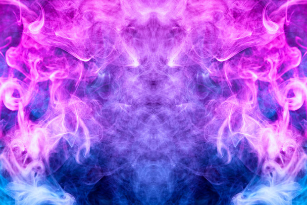 Gruby kolorowy niebieski i różowy dymu w postaci motyla na czarnym tle na białym tle. Tło z dymu vape. Mocap dla fajny t-shirt - Zdjęcie, obraz