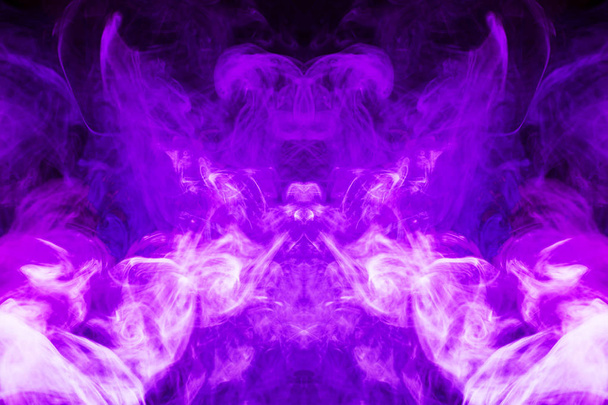Густий різнокольоровий дим фіолетових кольорів у вигляді черепа, монстра, дракона на чорному ізольованому тлі. Тло димового вейпу. Мокап для крутої футболки
 - Фото, зображення
