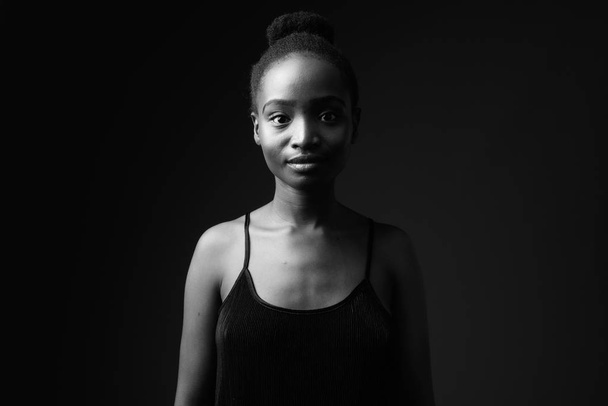Musta ja valkoinen muotokuva nuori kaunis afrikkalainen nainen
 - Valokuva, kuva