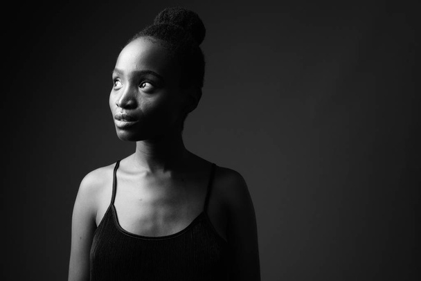 Fekete-fehér portré fiatal gyönyörű afrikai nő gondolkodás - Fotó, kép