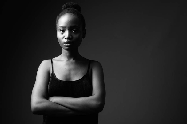 Preto e branco retrato de jovem bela mulher africana
 - Foto, Imagem
