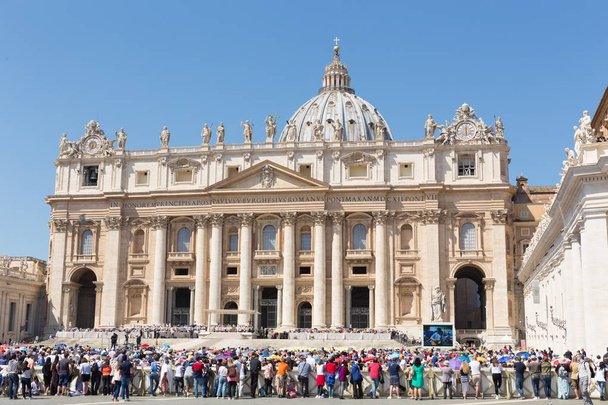 Paus Francis bezit een algemeen publiek op st. Peters plein gevuld met vele pelgrims in Rome, Italië - Foto, afbeelding