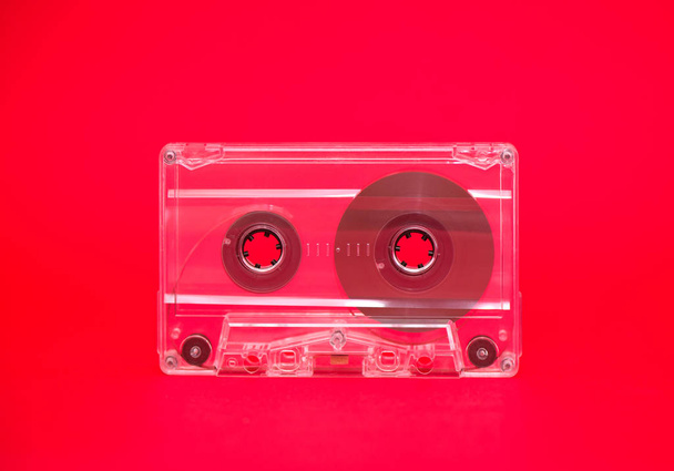 Cinta de audio sobre fondo rojo imagen conceptual
 - Foto, Imagen