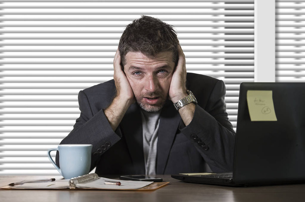 młody atrakcyjny człowiek przygnębiony i sfrustrowany pracę w biurze biurko komputerowe zdesperowany i przytłoczony z branży finansowej problem uczucie zdenerwowany cierpienie depresja i lęk kryzysu  - Zdjęcie, obraz