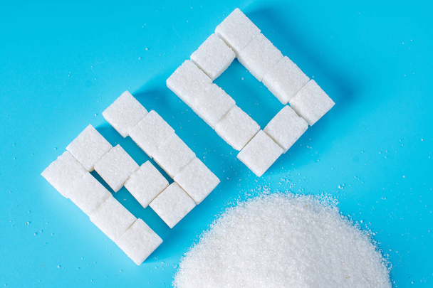 Testo No è rivestito con cubetti di zucchero. Il concetto di danno alla salute del dolce e rifiuto del saccarosio
 - Foto, immagini