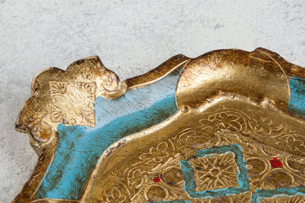 Bandeja antigua florentina de madera de oro turquesa sobre fondo de hormigón. Copiar espacio para texto
. - Foto, Imagen