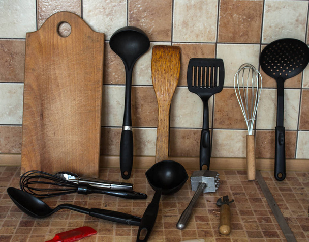 utensilios de cocina diferentes en la mesa
 - Foto, imagen