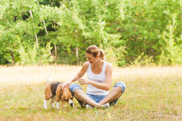 Young smiling woman playing with her beagle - Foto, Imagem