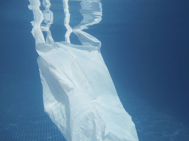 Πλαστική σακούλα που επιπλέουν στο νερό. Ρύπανση περιβάλλοντος. Ανακύκλωση απορριμμάτων                             - Φωτογραφία, εικόνα