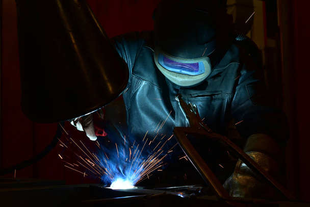 soldador, artesano, acero técnico de montaje Soldador de acero industrial en fábrica
 - Foto, Imagen