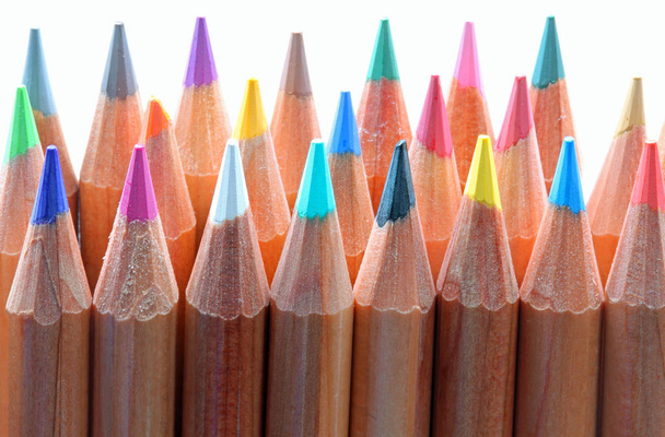 lápices de madera de colores utilizados por los niños durante la lección de dibujo en la escuela sobre fondo blanco
 - Foto, imagen