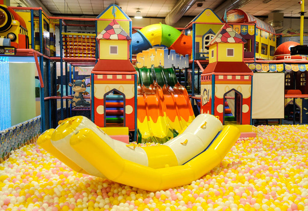 Сучасні дитячі ігрові майданчики в приміщенні з великою кількістю барвистих іграшок і перешкод
 - Фото, зображення