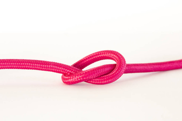 рожевий електричний кабель на білому фоні
 - Фото, зображення
