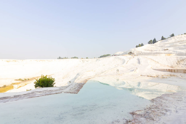 Openbare plaatsen zwembaden en terrassen in Pamukkale. Kasteel van katoen in het zuidwesten van Turkije,  - Foto, afbeelding