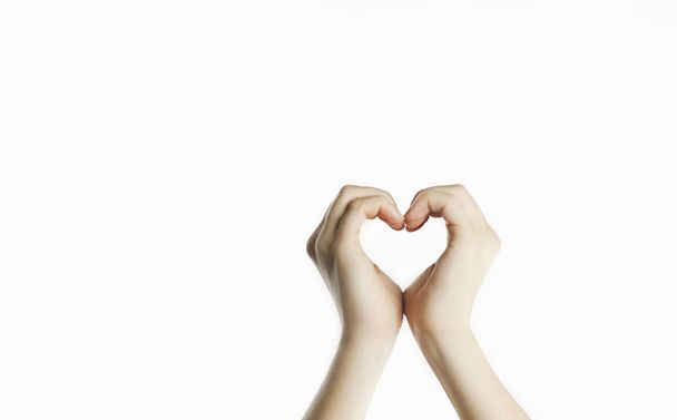 İnsanların ellerini bir kalp işaret. Sevgililer günü ilişki kavramı. Arka plan beyaz izole - Fotoğraf, Görsel