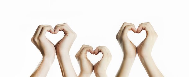 人の手は、心のサインを表示します。バレンタインデー関係の概念。孤立した白地 - 写真・画像