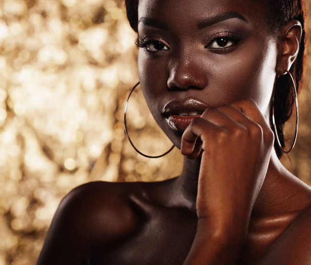 Close up portrait of beautiful african woman with creative gold make up - Fotografie, Obrázek