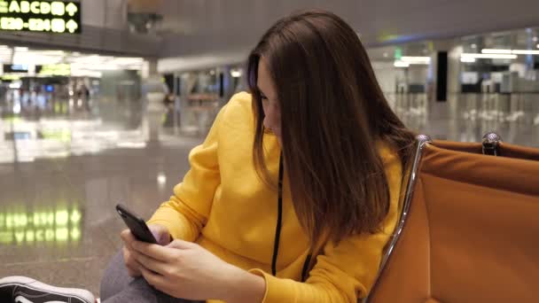 Žena používající smartphone v čekárně v Letiště - Záběry, video